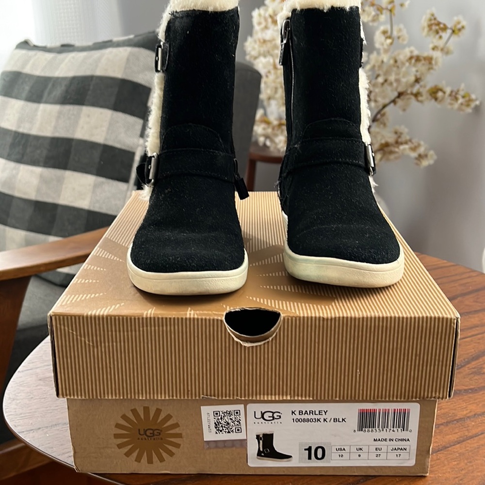 Black suede Ugg Barley boot with white/cream trim. Smoke and pet free home.